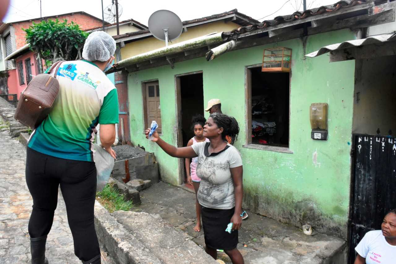 Camacã: Secretaria de Assistência Social faz entrega de pães e máscaras no Bairro Joana Angélica